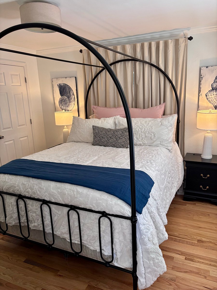 Bedroom 3 (Primary), Queen Bed
