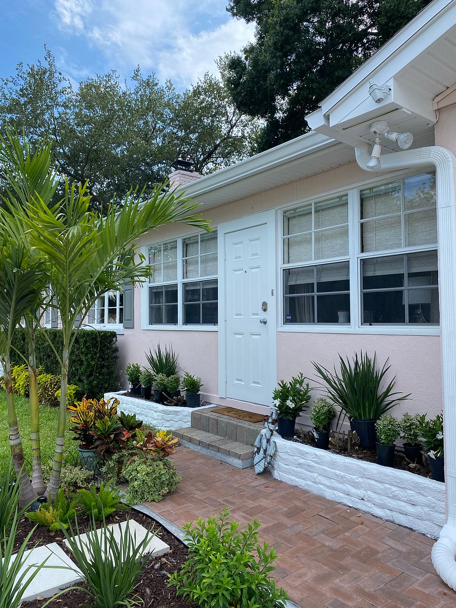 Lois Ave entrance