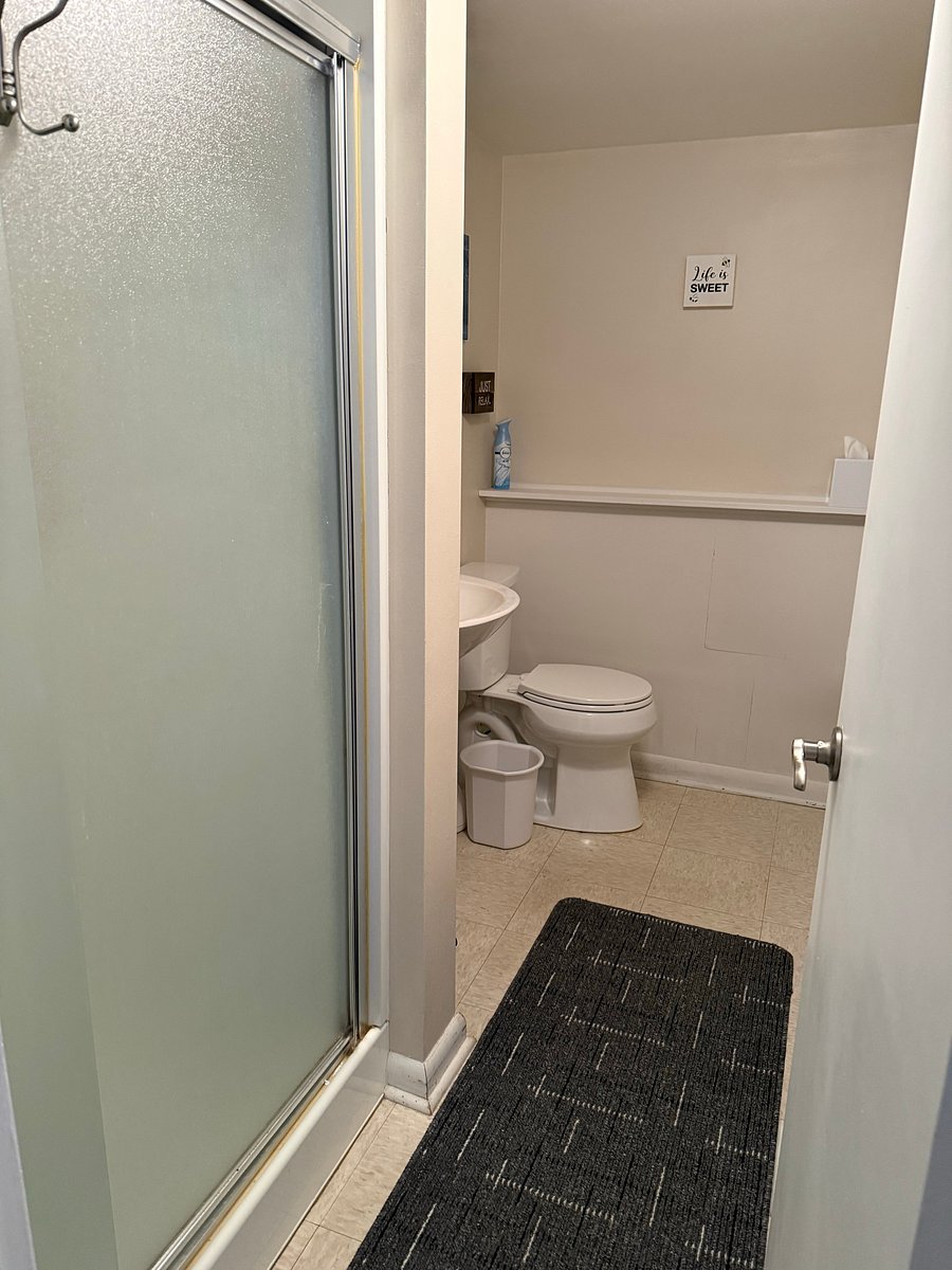 Shared 2nd bathroom with shower