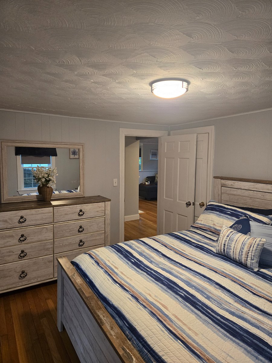 Bedroom 1 King Bed First Floor