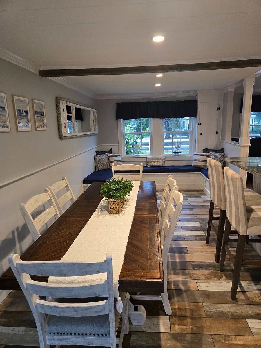 Dining room into alcove.