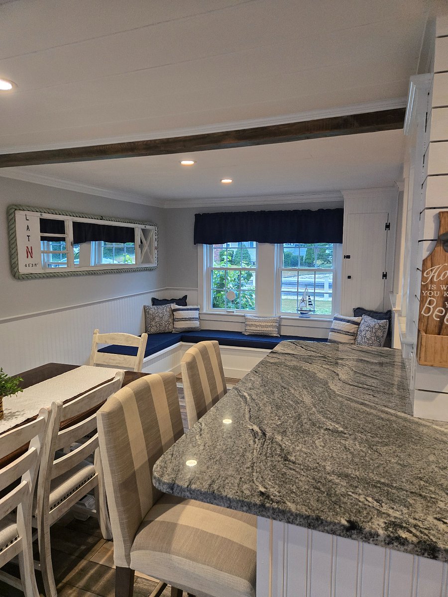 Dining Room/ Breakfast Bar