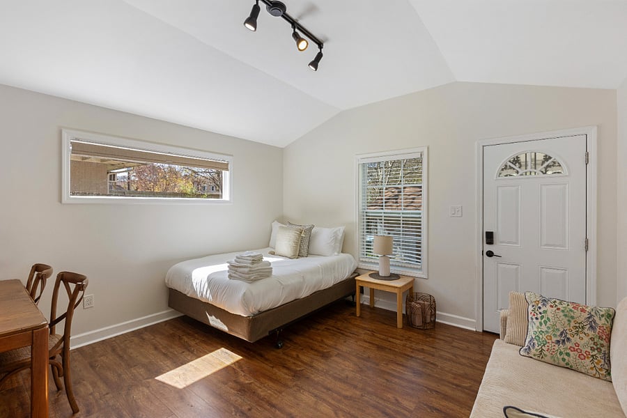 Bedroom 3 (Queen Bed)