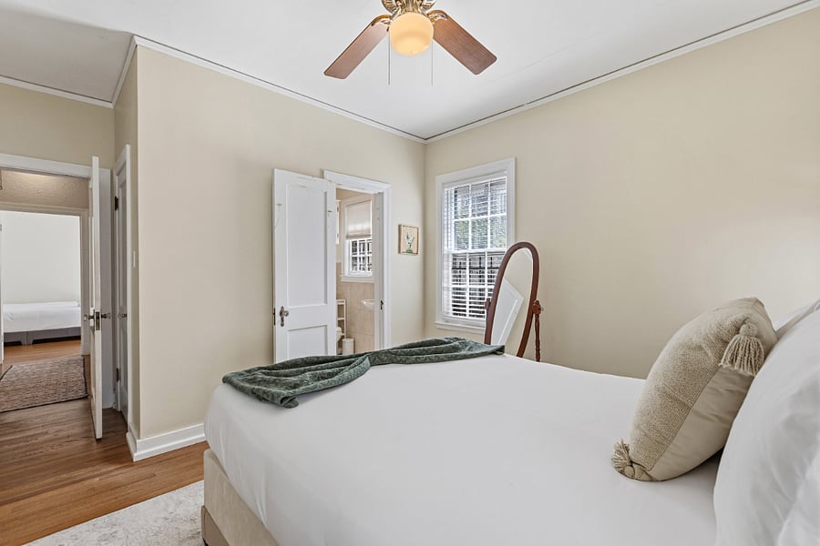 Master Bedroom (Queen Bed)