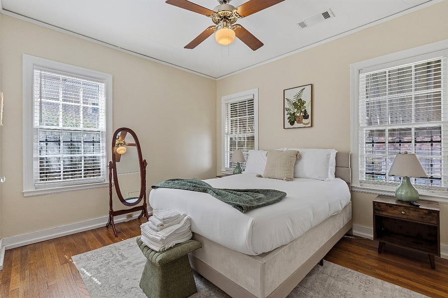 Master Bedroom (Queen Bed)