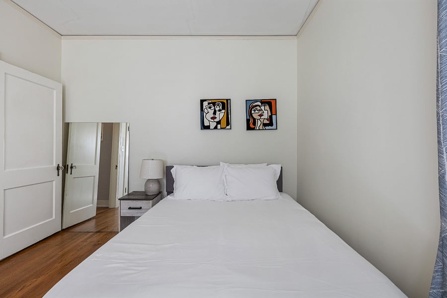 Bedroom 1 (Queen Bed)