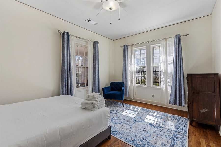 Bedroom 1 (Queen Bed)