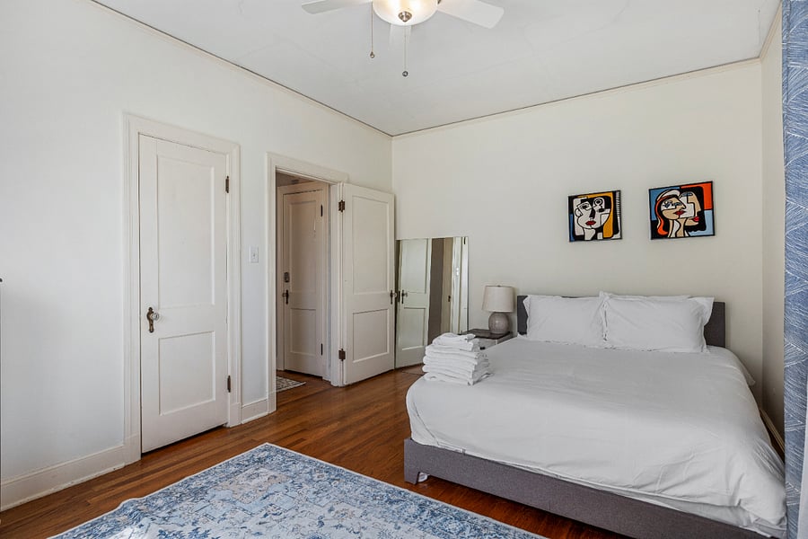 Bedroom 1 (Queen Bed)