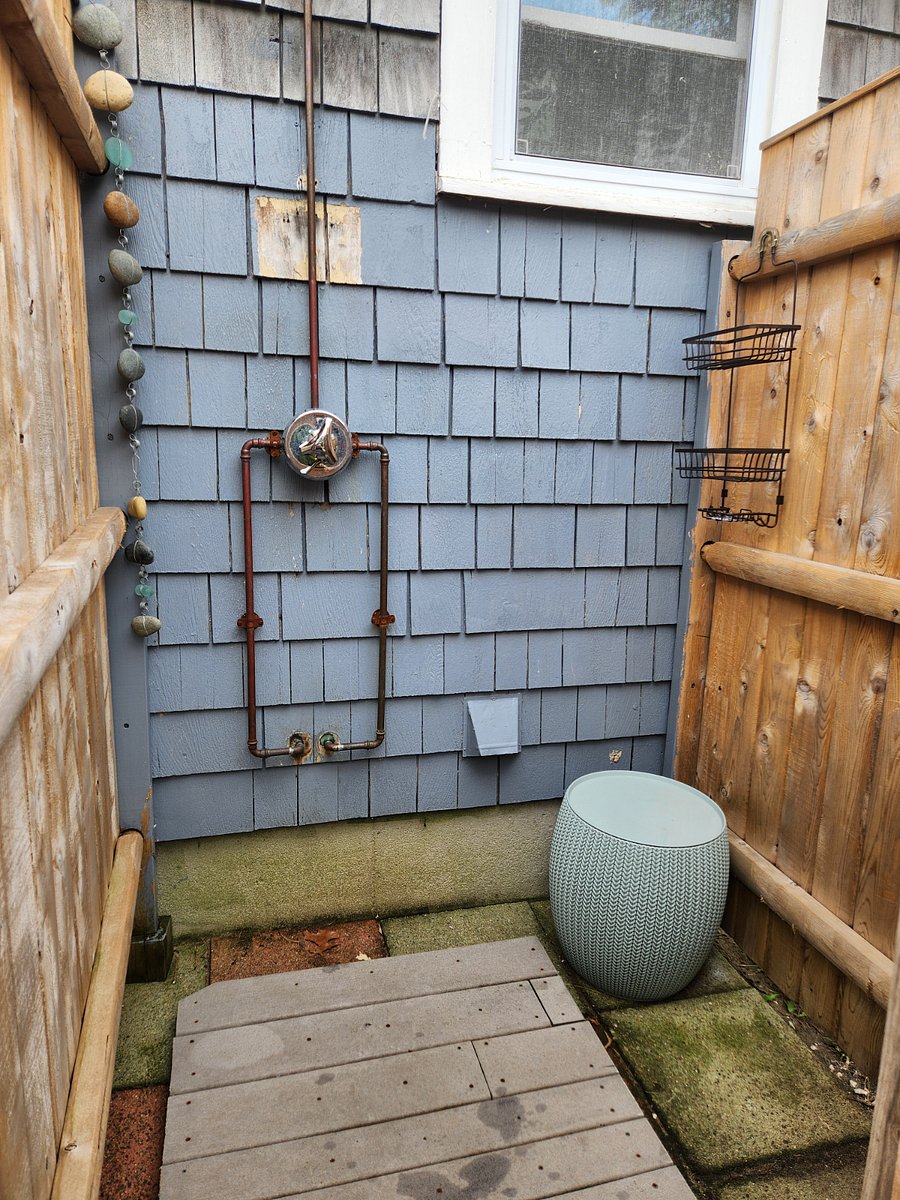 Outdoor Shower (Available Seasonally)