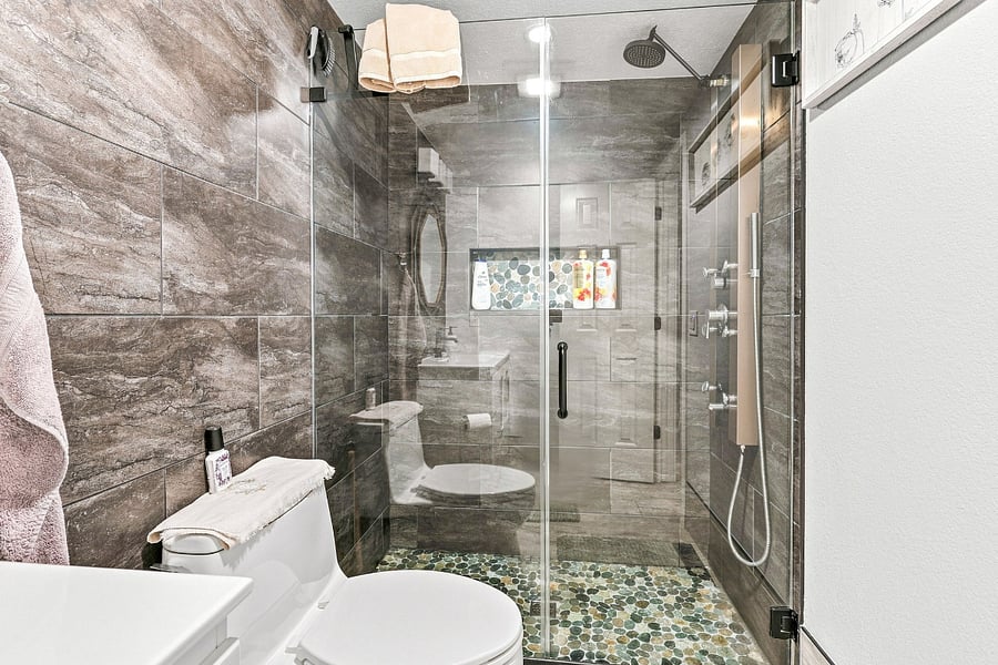 Main bathroom (living room floor):: on the living room level, right next to bedroom 4