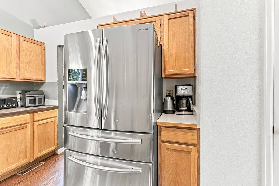 Kitchen (main floor): Modern appliances.