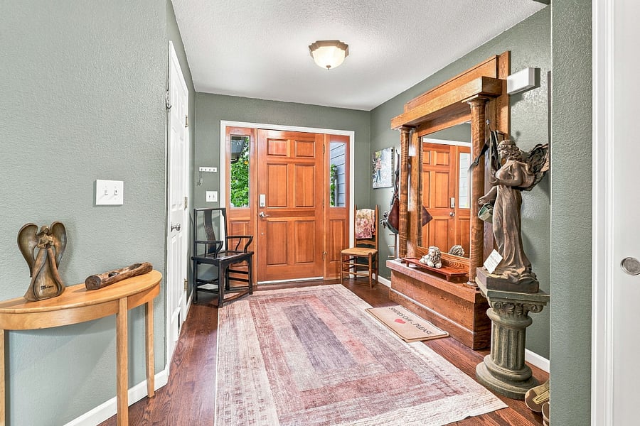 View 2: Internal entry foyer