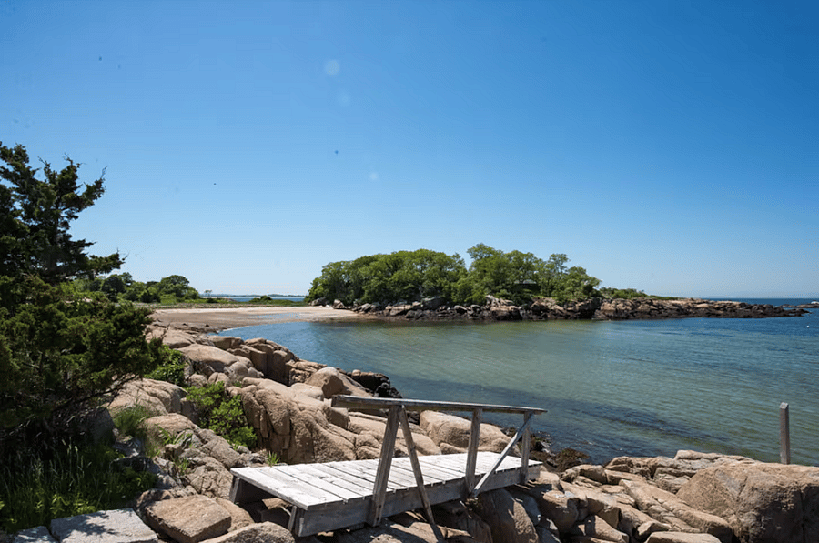Just a couple minutes walk to this view and can walk to the beach for swimming and water activities. 