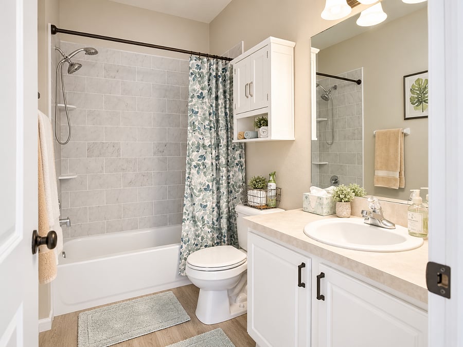Primary bathroom (en-suite)