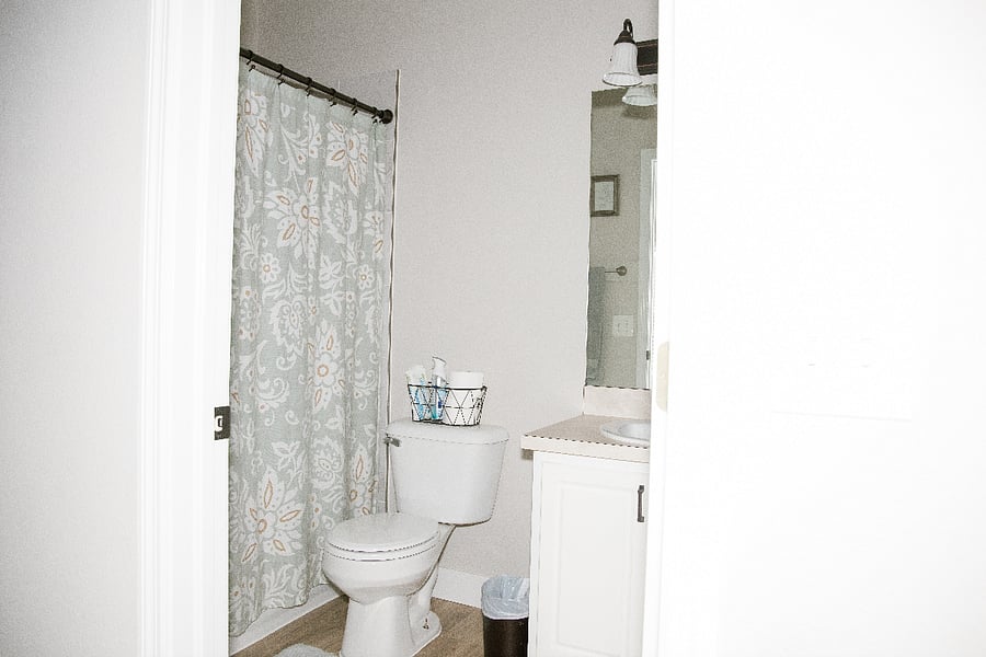 Secondary bathroom (en-suite)