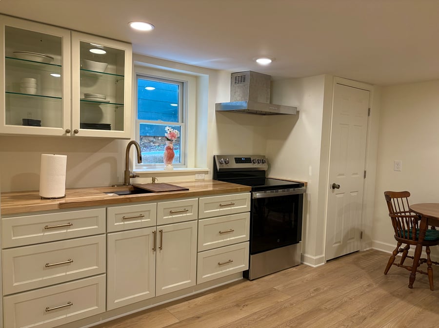 UNIT2: Full size kitchen with an electric oven range, hood, a 27" sink, full size fridge, 