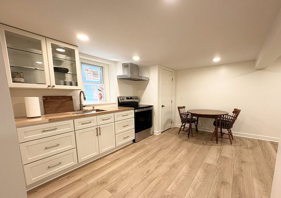 UNIT2: Full size kitchen with an electric oven range, hood, a 27" sink, full size fridge, 