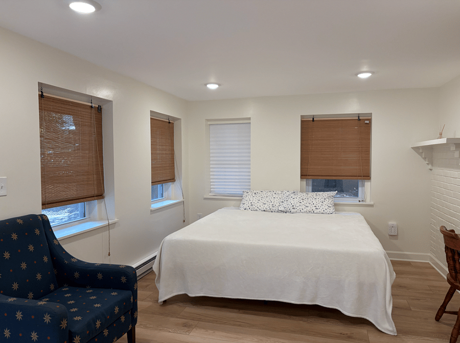 UNIT1: Spacious Studio Type Bedroom with a King size bed & a closet
