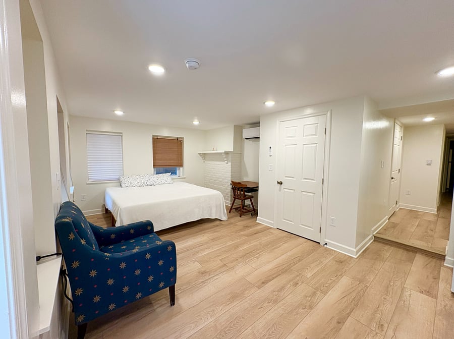 UNIT1: Spacious Studio Type Bedroom with a King size bed & a closet

