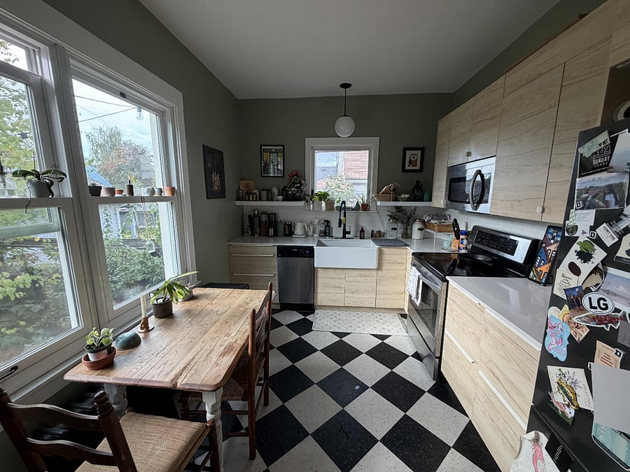 Large kitchen with great lighting and full stocked with dishware and appliances (Instapot, electric kettle, coffee grinder/french press, blender, etc.).