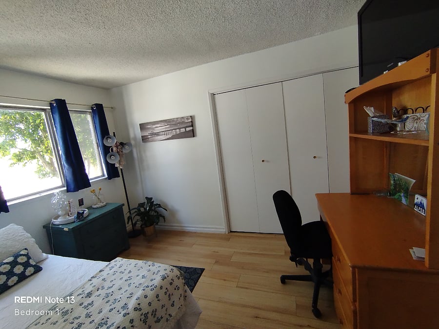 Full Bed, bedroom with Smart TV and desk