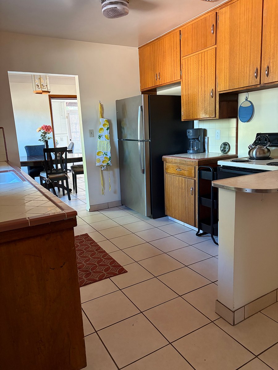 Fully stocked kitchen (including new coffee maker, tea pot, spices, baking pans, crock pot, utensils, and sharp knives)