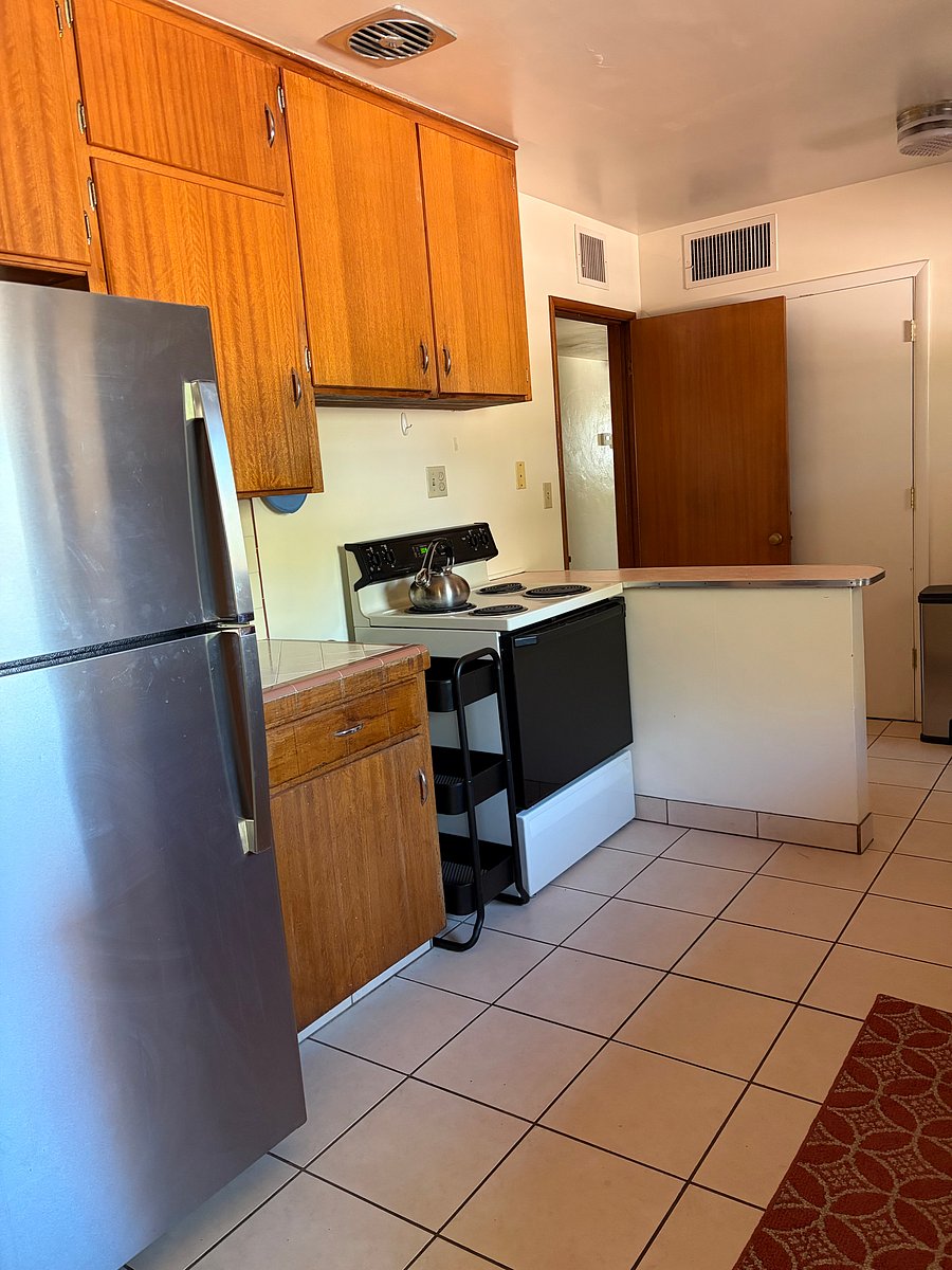 Fully stocked kitchen (including new coffee maker, tea pot, spices, baking pans, crock pot, utensils, and sharp knives)