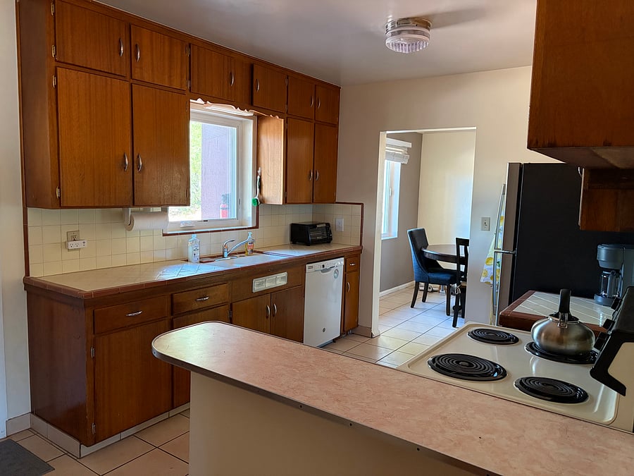 Fully stocked kitchen (including new coffee maker, tea pot, spices, baking pans, crock pot, utensils, and sharp knives)