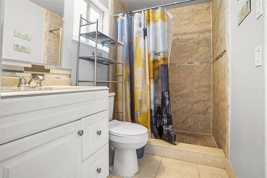 Jack n Jill Bathroom between bedrooms