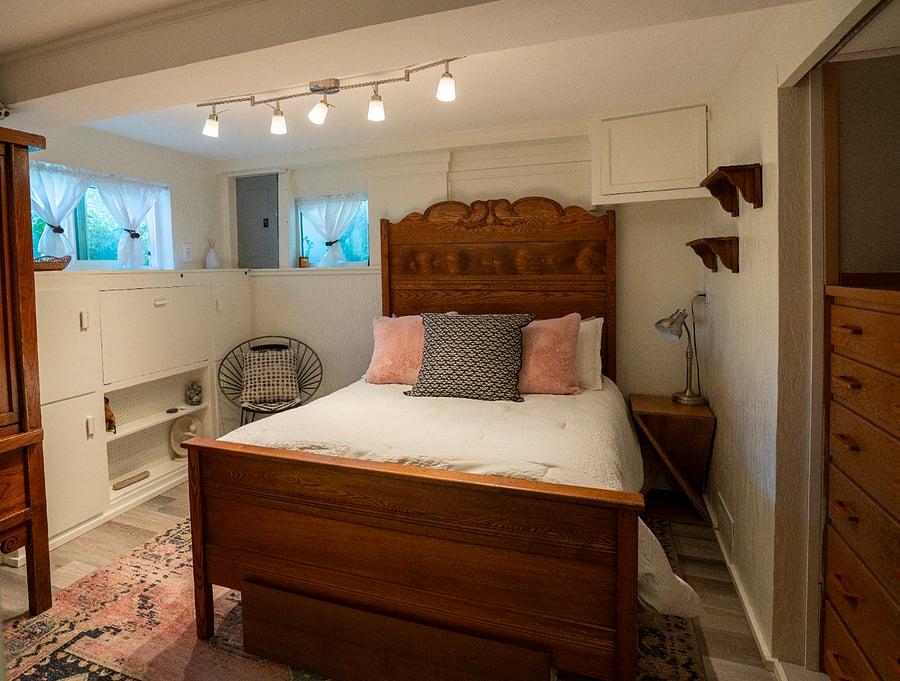 Full-size Bed, Built-in Cabinets & Desk, Built-in Dresser, Wardrobe