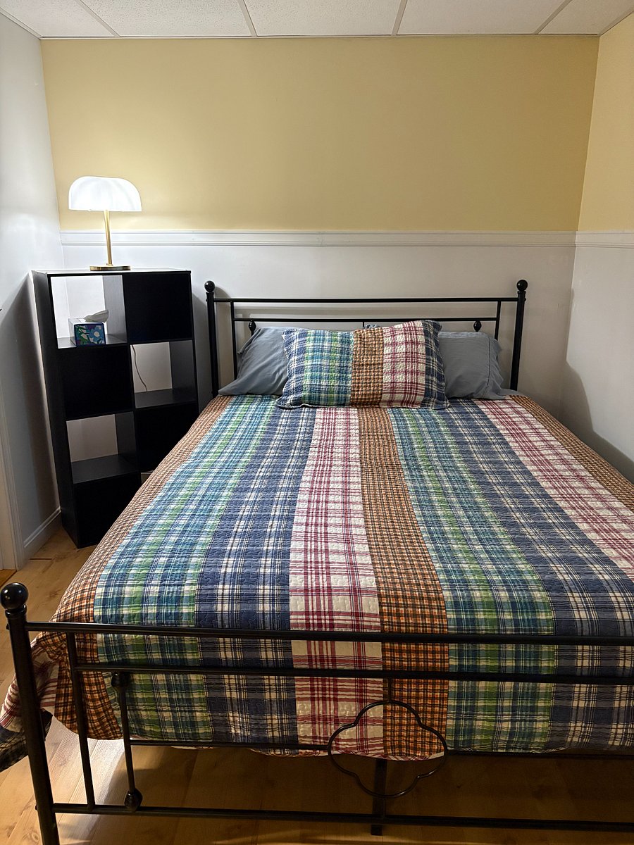 Very comfy queen bed with brand new pillows and sheets. 
