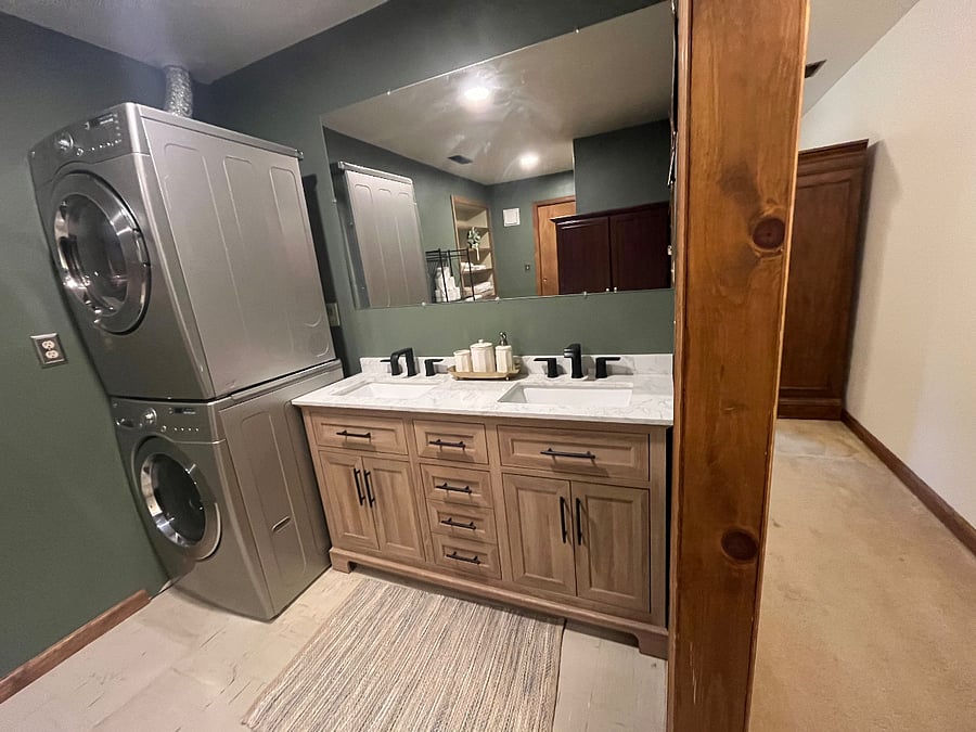 Private bath with in-unit washer/dryer.