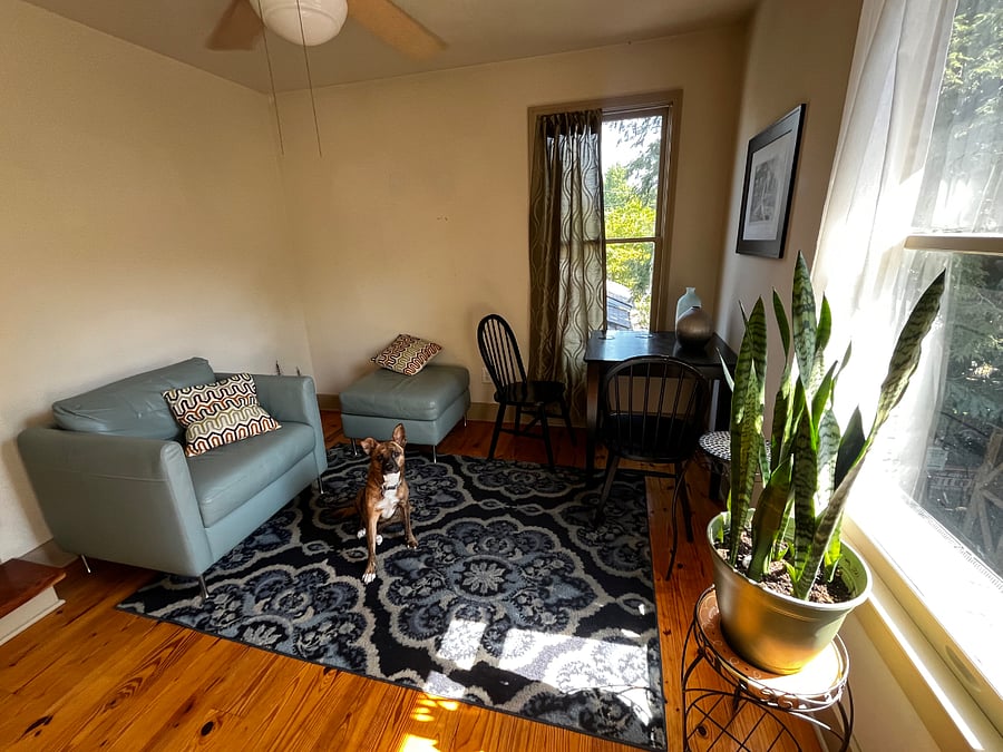 Sitting area in the large kitchen, dining, room. Lots of windows, artwork. Fast internet