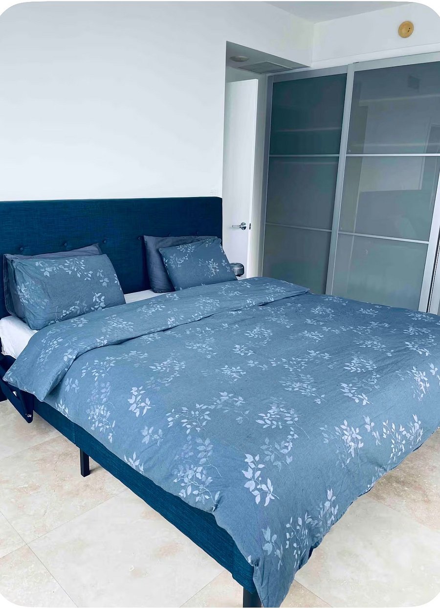 Master bedroom - king bed
