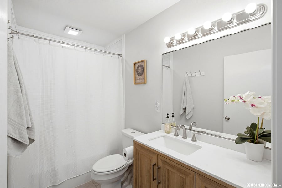 Hall full bathroom