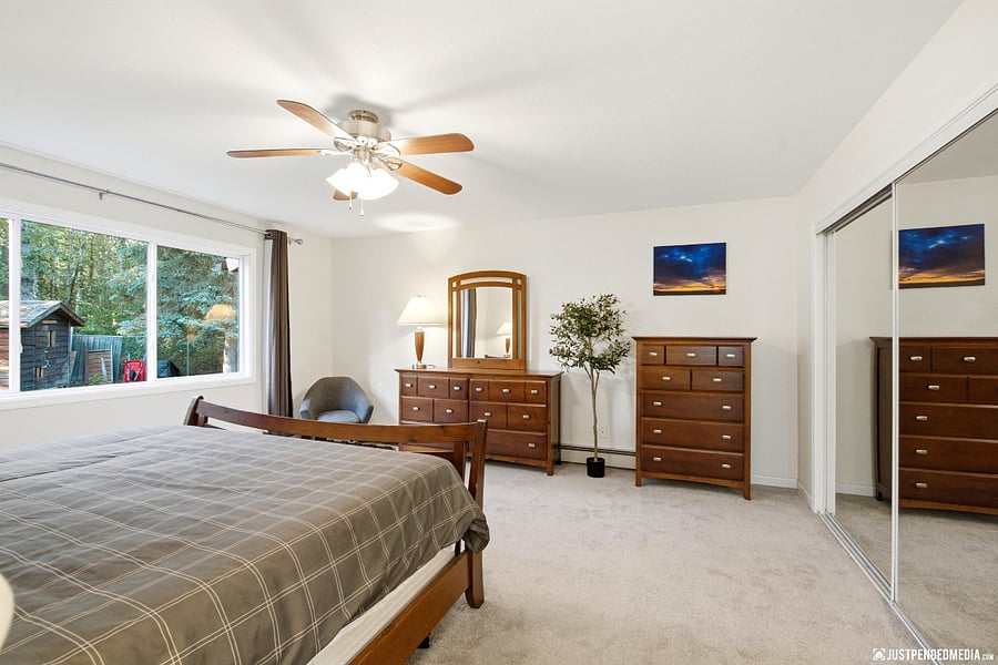 King bedroom 1 with on suite
