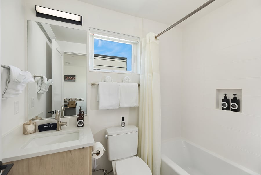 Second bathroom with tub
