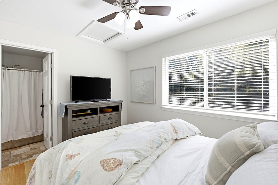 2nd Bedroom with Queen Size Bed