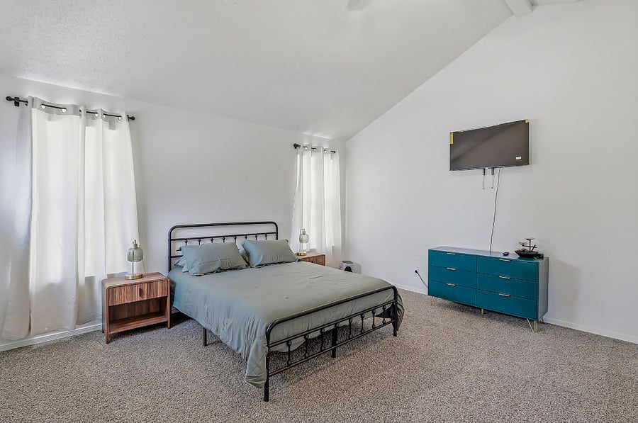 Larger Bedroom w/ Queen bed