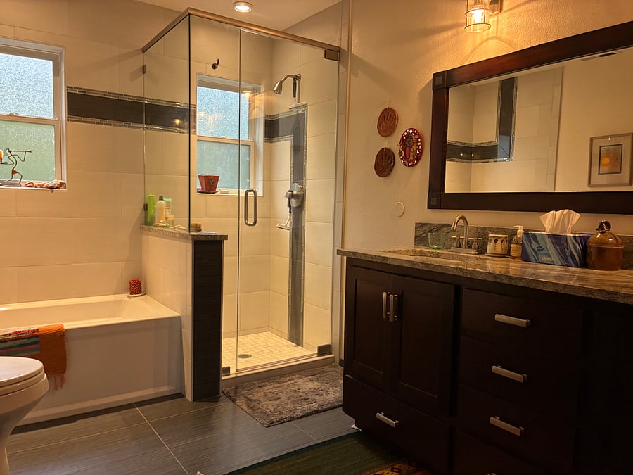 Upstairs full bath.