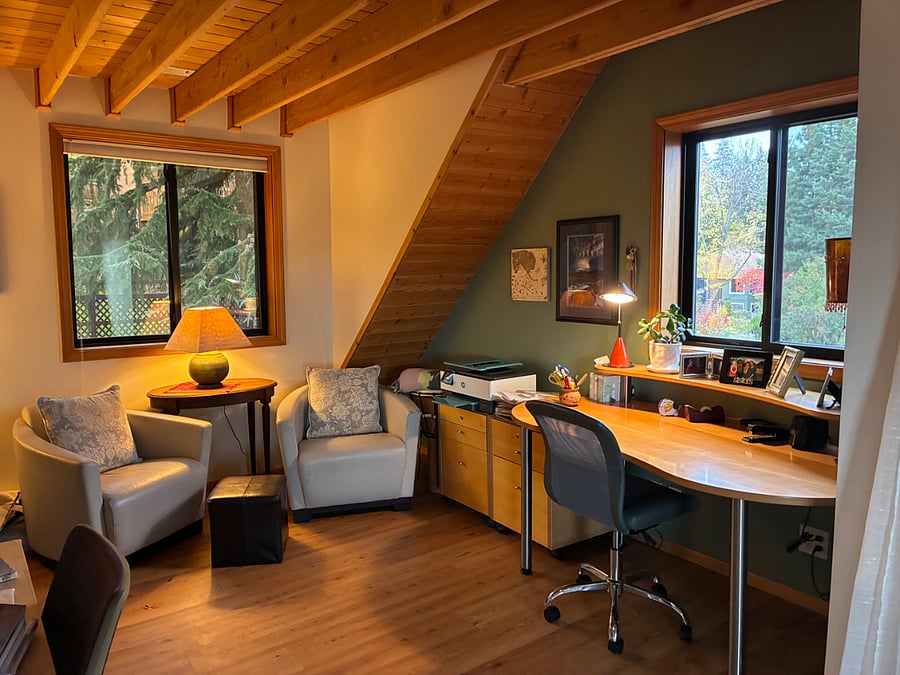 Upstairs office space/works space below loft.