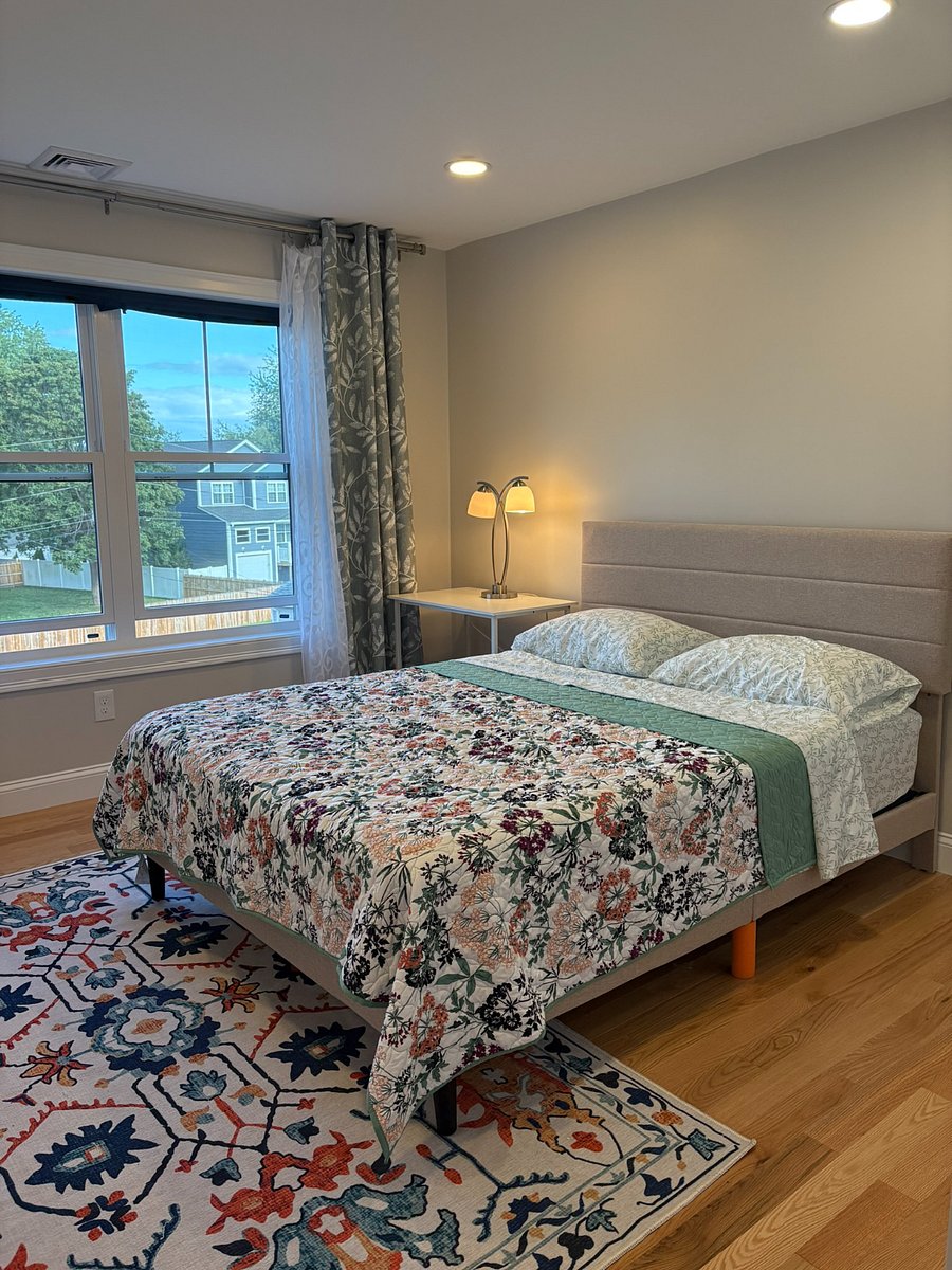 Guest bedroom - Queen size bed, desk, chair, lamp.