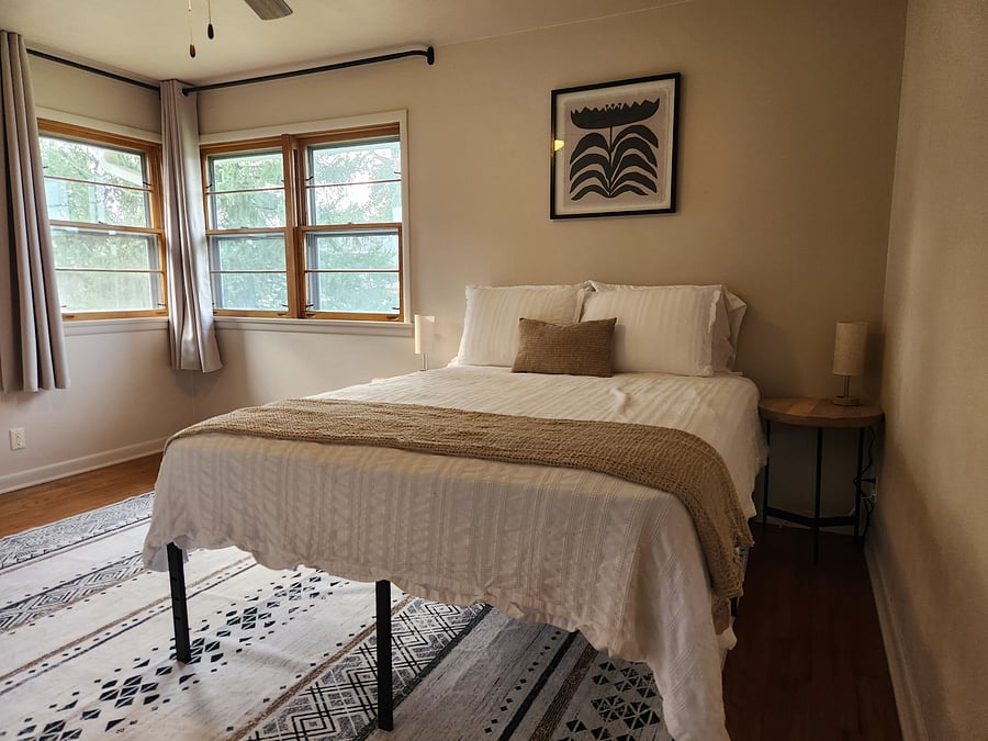 Bedroom 1 (Queen Bed)