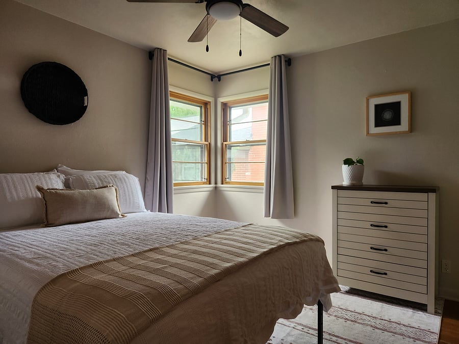 Bedroom 2 (Queen bed)
