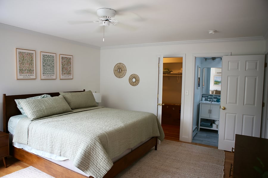 Primary bedroom with en suite bathroom and walk-in closet 