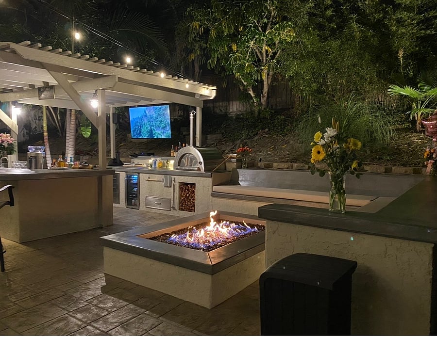 Fire pit- pizza over - seating