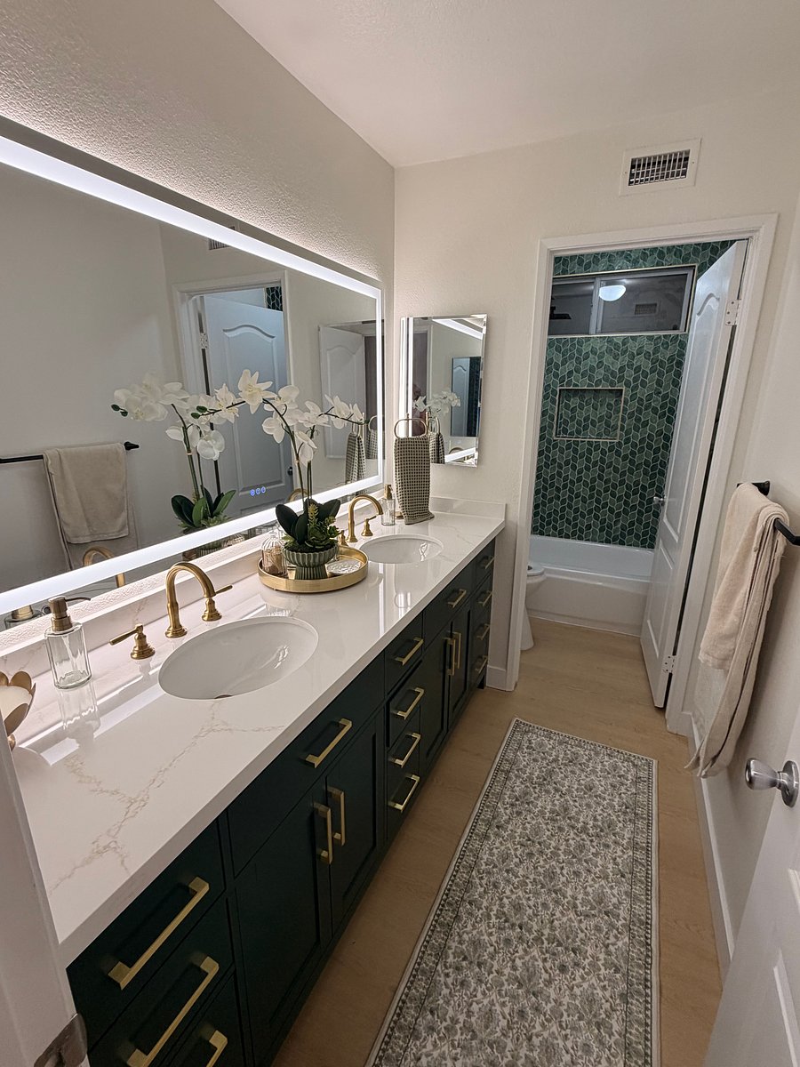 Upstairs Middle Bathroom