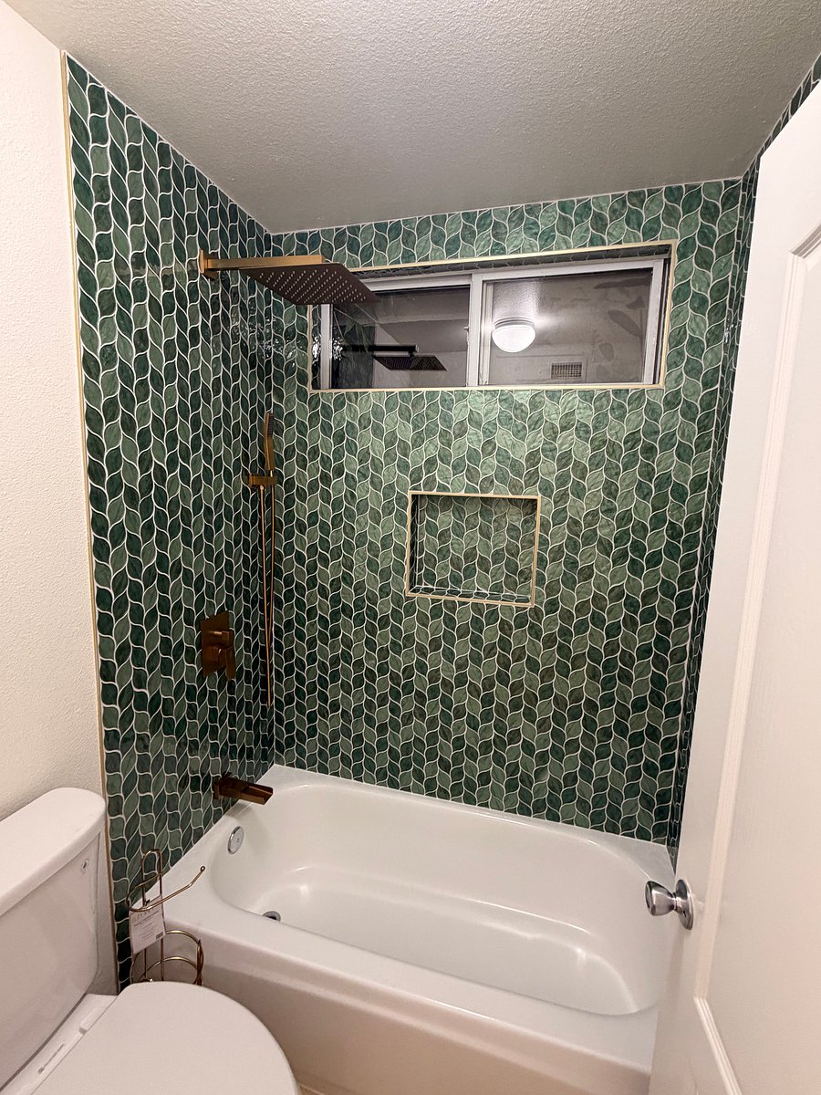 Upstairs Middle Bathroom