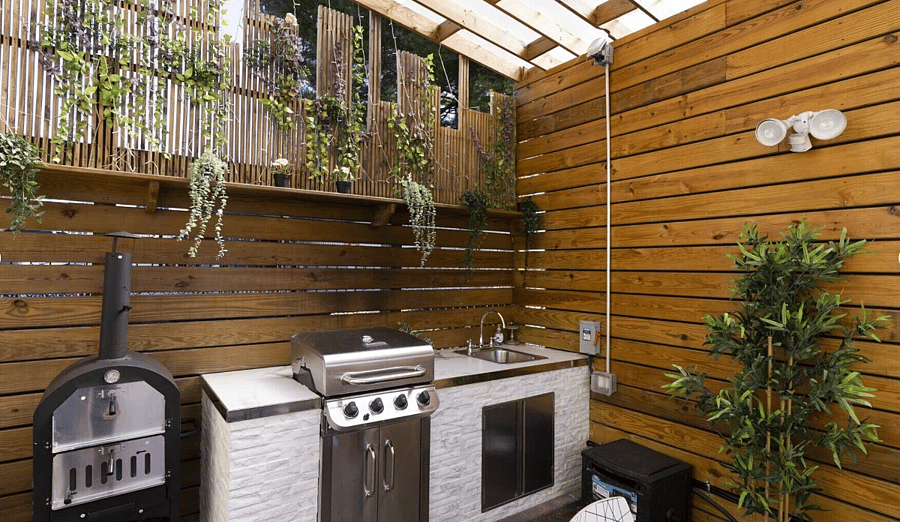 Outdoor Kitchen with BBQ Grill & Pizza Oven