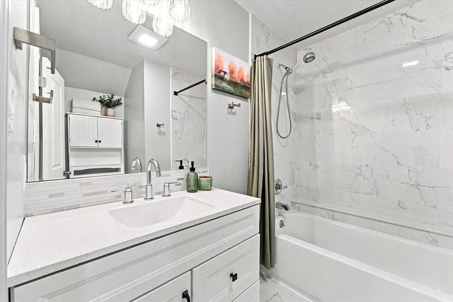 Newly remodeled full bathroom